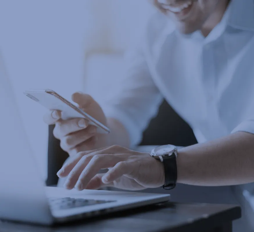 Man met laptop en gsm