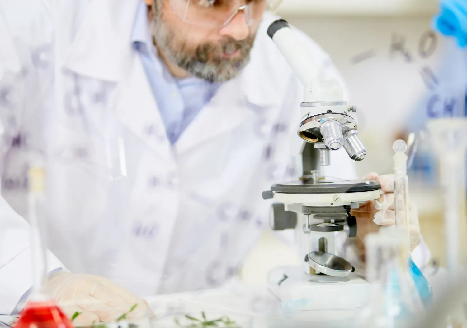 Chemicus die product analyseert