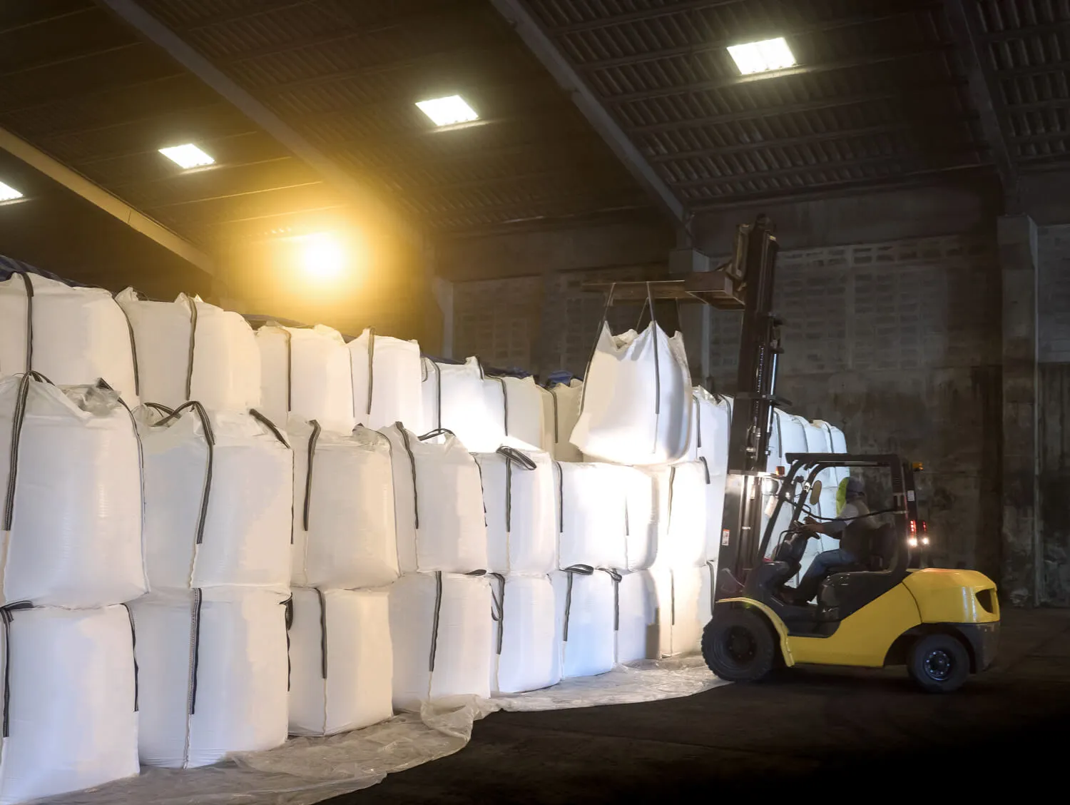 Heftruck plaatst big bag op stapel